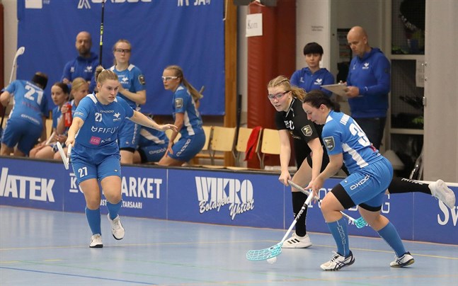 Suvi Luomaranta med bollen för Blue Fox mot SaiPa. Veera Kosonen (27) skyndat till.