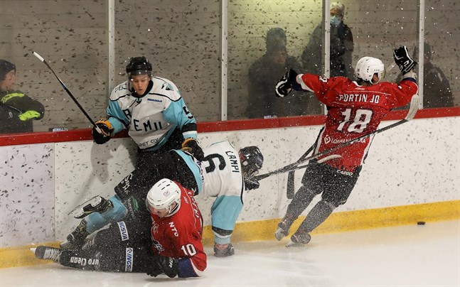 Sebastian Rajala (10) har gått i duell med två spelare från Riemu, medan Joel Portin (18) åker iväg med pucken för Muik.