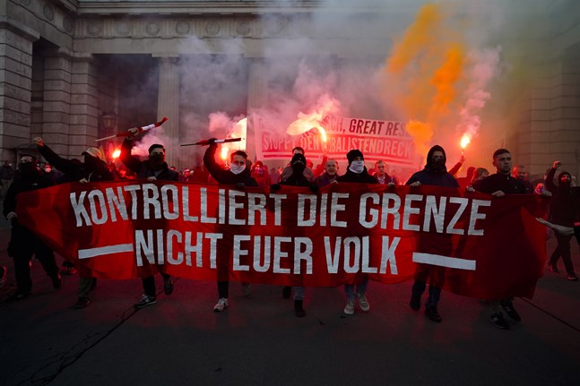 35 000 personer, varav många från högerpopulistiska och högerextrema grupper, demonstrerade i Wien på lördagen.