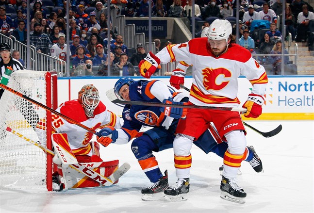 Zach Parises (i mitten) New York Islanders förlorade första matchen i nya hemmaarenan UBS Arena då Calgary Flames var vassare. Robin Salo fick samtidigt göra NHL-debut för Islanders.