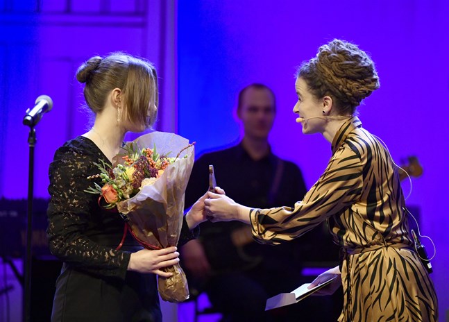 Mirja Flodin fick Lilla Augustpriset av Sveriges kulturminister Amanda Lind (MP).