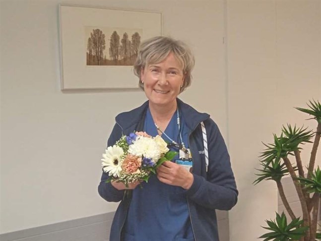 Marianne Nylund är Årets ms-sjukskötare. Hennes positiva attityd, patientnära vårdarbete och mångsidiga kompetens förtjänar ett erkännande, skriver föreningen Suomen MS-hoitajat.