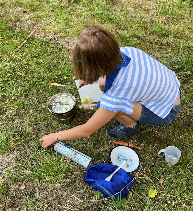 Ellen leder också en scoutpatrull. Här tillreds mat i naturen.