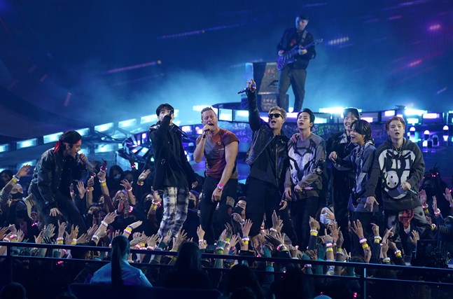 Coldplay och BTS uppträdde tillsammans vid American Music Awards.
