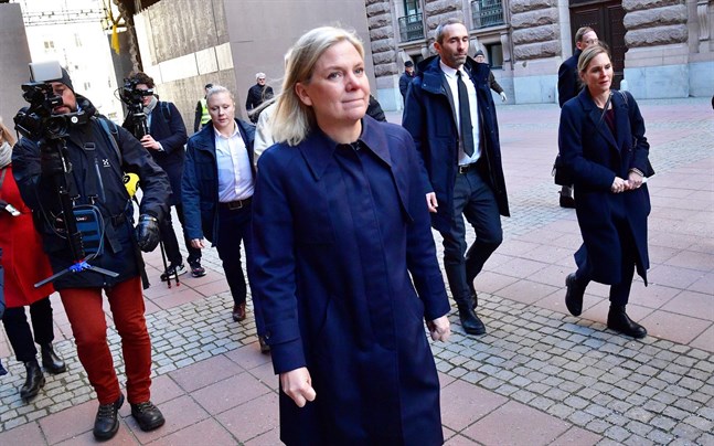 Magdalena Andersson på väg till talmannen.