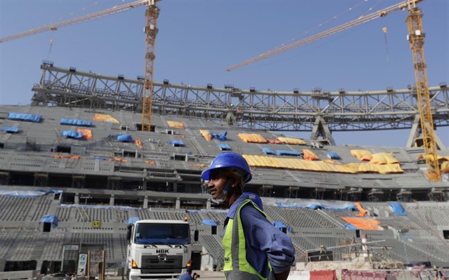 Byggnadsarbetare vid fotbollsarenan i Lusail, 15 kilometer norr om huvudstaden Doha, i Qatar.