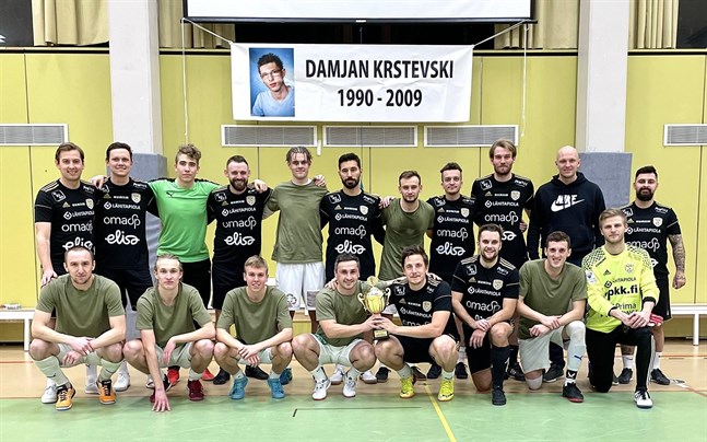 Legion, i gröna tröjor, vann årets Damjanturnering i futsal. I finalen föll Ibro & Benaris i svarta tröjor. Här är båda finallagen.Övre raden från vänster: Kim Böling, Jacob Åbonde, Matias Anttila (Legions målvakt), Richard Dorman, Rijad Badnjevic, Vanja Pobor, Sifet Becic, Edis Elkaz, Kevin Peth, Jonas Granfors, Bekir Kadic. Främre raden från vänster: Muhamed Omic, Ville Laine, Ludvig Rönnholm, Kakhaber Samsonia, Tony Lund, Ludwig Siegfrids, Nedim Ibric, Anton Fagerström (Ibro & Benaris målvakt).