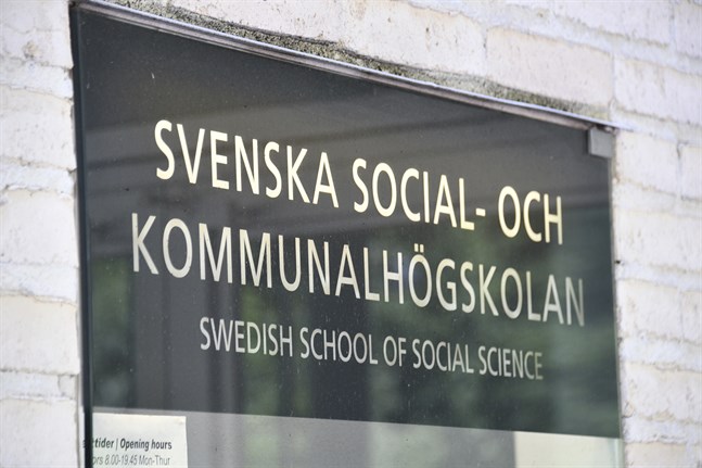 Den treåriga kandidatutbildningen i socialt arbete följs av en tvåårig magisterutbildning, vilken ges i samarbete med statsvetenskapliga fakulteten vid Helsingfors universitet.