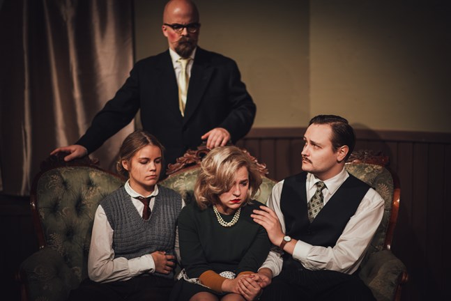 Sofia Klåvus, Samantha Nygård, Hannes Grönberg och Daniel Norrback (bakom) var tre av totalt åtta skådespelare i pjäsen Råttfällan. På fredagen gavs den sista föreställningen.