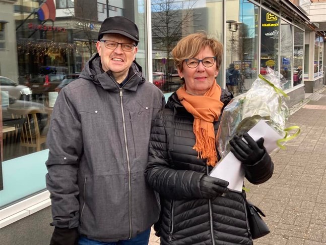 Sol-Britt Eklund och Sixten Sandström, rektor för institutets svenskspråkiga avdelning.