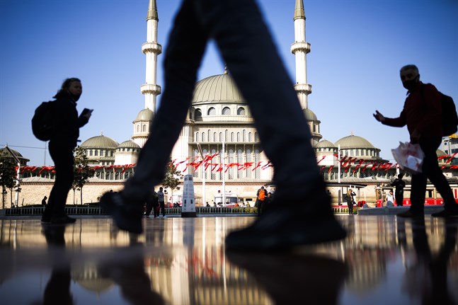 Taksim-torget i Istanbul med moskén i bakgrunden. Arkivbild.