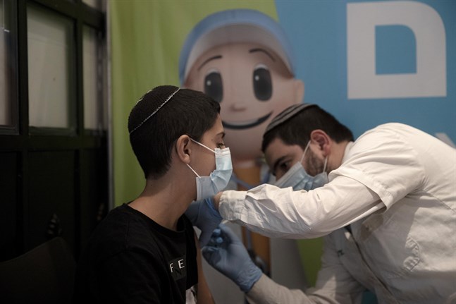 En 14-årig pojke vaccineras i Jerusalem, Israel. Arkivbild.