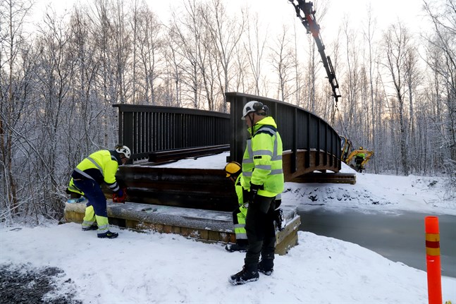 Jarmo Latvala ser på när arbetarna färdigställer bron över kanalen i Sunnanvik. Fundamenten var utmanande att installera, säger han.
