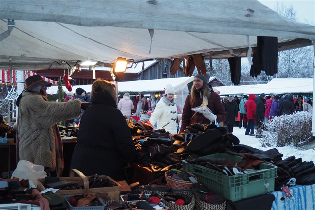 Den gammaldags julmarknaden brukar locka flera tusen besökare till Kyrkbacken i Karleby.
