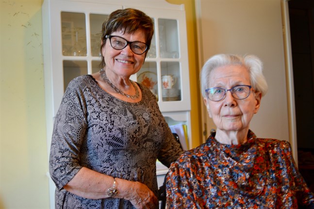 Skribenten Lisbeth Zittra tillsammans med sin första lärarinna Ruth Bertula.