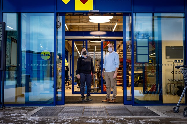 På torsdag får Anu Aspholm och Erkka Uutela välkomna kunder genom Lidls dörrar i Klemetsö.