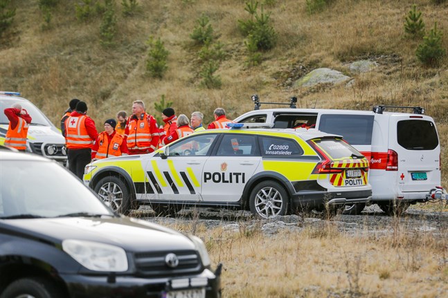 Räddningspersonal nära platsen där ett flygplan har gått ned i Larviks kommun.