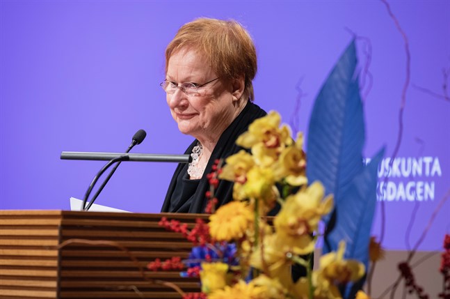 President Tarja Halonen efterlyste en konstruktiv och levande dialog för Ålands bästa på onsdagen då Ålands 100 år av självstyrelse firades på onsdagen i riksdagen.