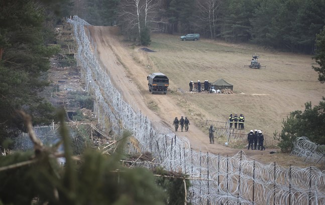 På vänster sida syns nyligen övergivna migrantläger vid Kuznice, på gränsen mellan Belarus och Polen.