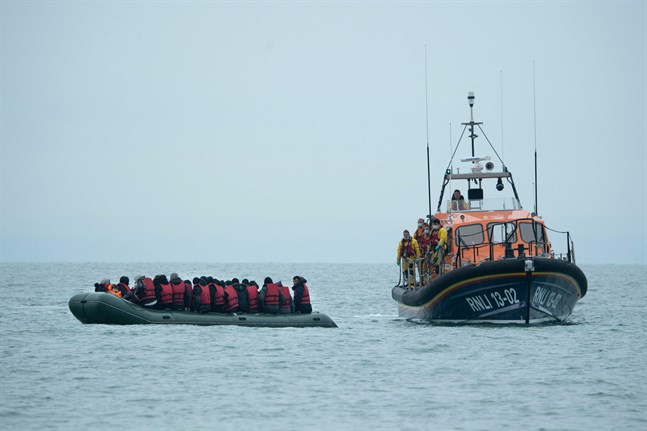 Minst 30 migranter har drunknat i Engelska kanalen. På bilden räddas migranter som på onsdagen försökte ta sig över till Storbritannien.