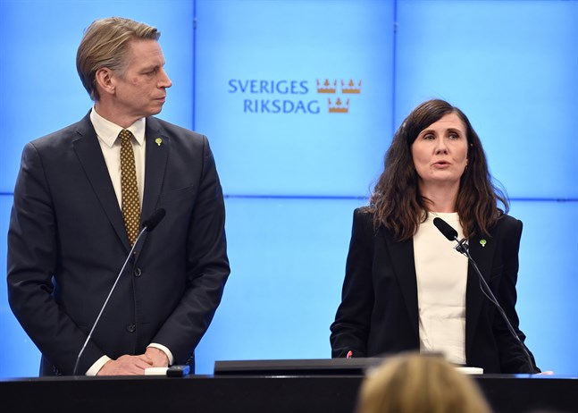 Miljöpartiets språkrör Per Bolund och Märta Stenevi meddelar på en pressträff i riksdagen att de lämnar regeringen.