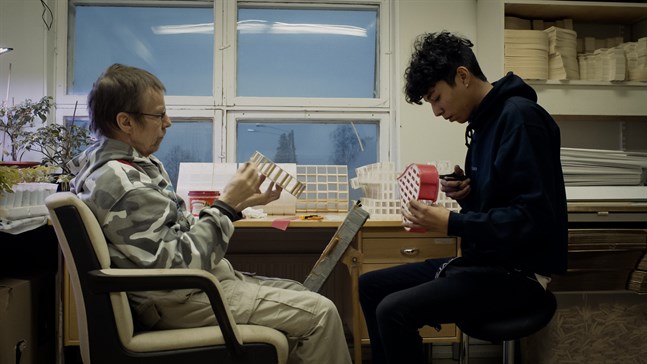 Till höger i bild Tawan Wenna med sin pappa Kim Wenna i det andra avsnittet av Yles dokumentärserie "Gen z".