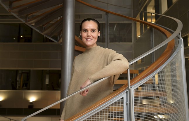 Anu Ubaud är chefredaktör för Helsingin Sanomat och nu även Årets unga ledare 2021.