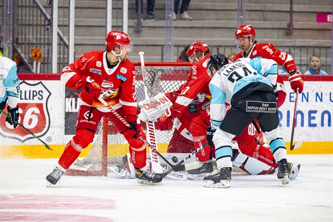 Pucken är på väg in i nätet bakom Niko Hovinen.