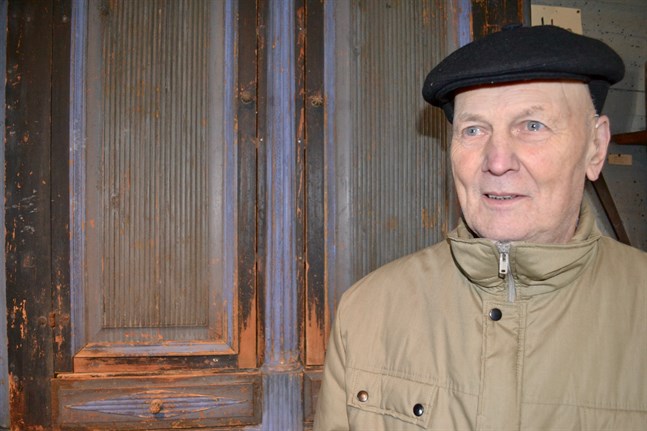 Göran Nybacka såg till att skåpet från Tolvmansgården i Lappfors kunde räddas.