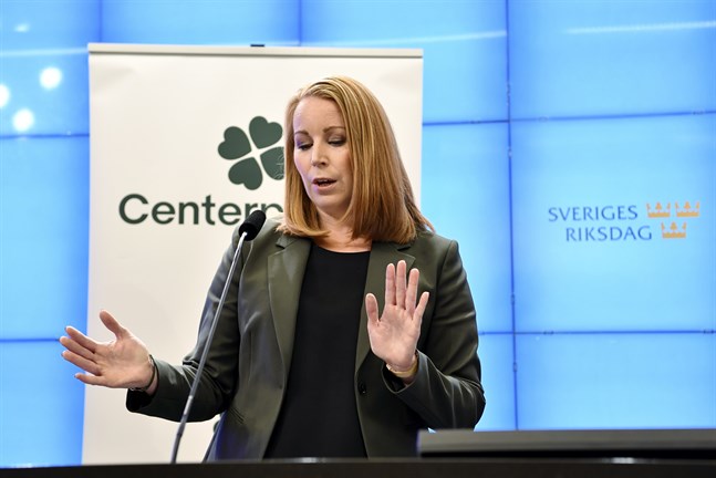 C-ledaren Annie Lööf angrips nu från olika håll.