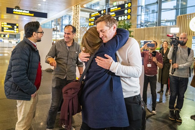 Journalisterna Halvor Ekeland och Lokman Ghorbani vid ankomsten till Gardermoen.