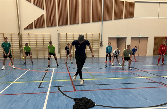 Veli-Matti Talonen från UKK-institutet lärde ut skadeförebyggande övningar åt idrottare och tränare i Kristinestad.