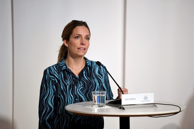Sara Byfors, enhetschef på Folkhälsomyndigheten, vid torsdagens myndighetsgemensamma presskonferens om läget under coronapandemin.