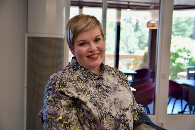 – Ert förslag om bensinpriserna och en sänkning av bensinskatten är i miljardklassen. Från vad tar man de pengarna i så fall, undrade finansminster Annika Saarikko (C).