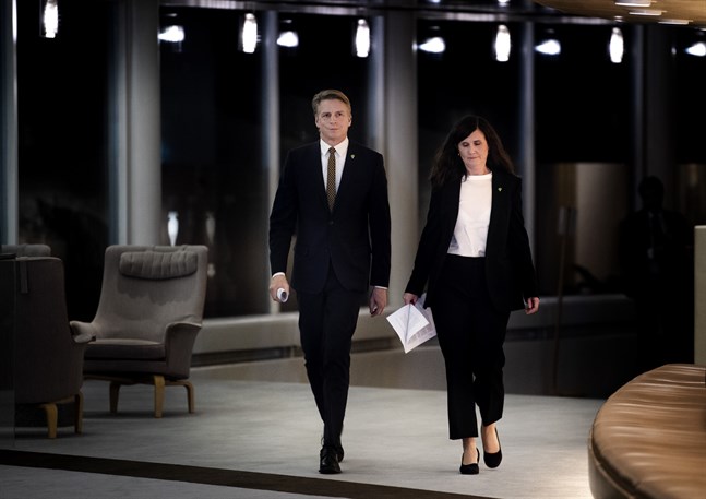 Miljöpartiets språkrör Per Bolund och Märta Stenevi på väg mot en pressträff efter budgetomröstningen i riksdagen på onsdagen.
