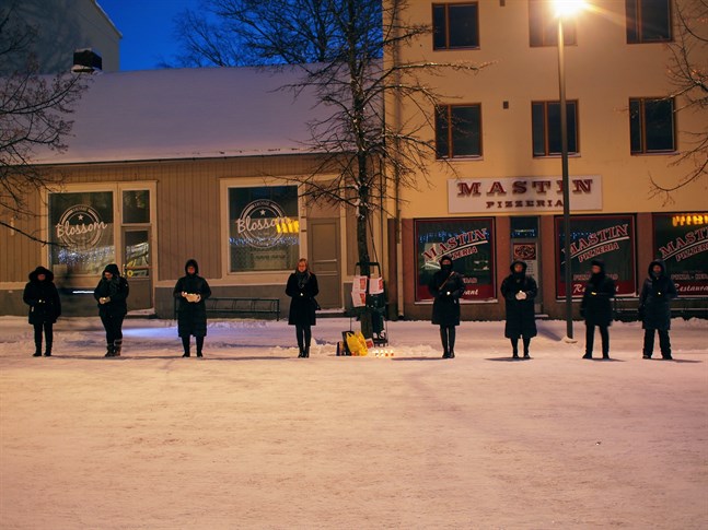 Ljusmanifestation i Jakobstad på den internationella dagen för avskaffandet av våld mot kvinnor.