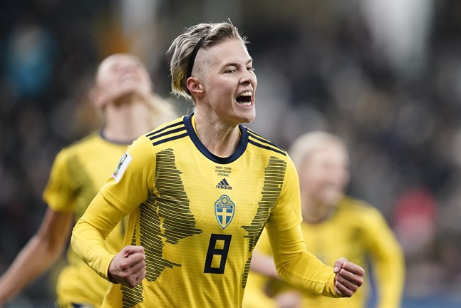 Sveriges Lina Hurtig jublar efter sitt 2–1-mål.