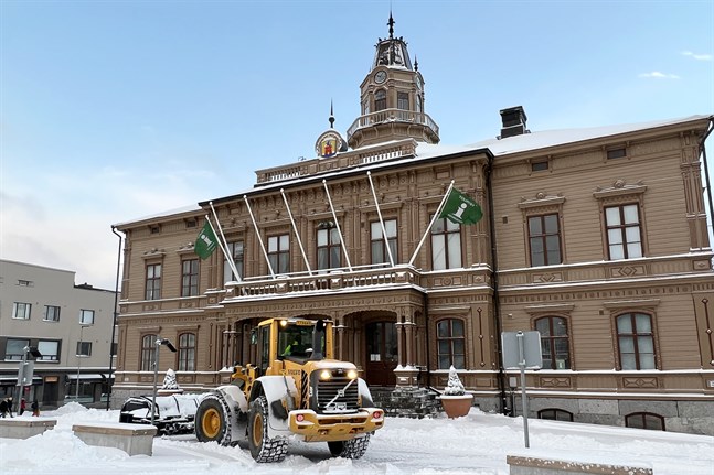 Alerte röjer snö framför Rådhuset i Jakobstad.