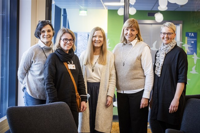 Det är en glad kvintett som väntar på öppningen av det nya stödcentret på Vasa centralsjukhus: Elina Kari-Koskinen, Kaisa Muikku, Mia Majasaari, Nina Fred och Tanja Skuthälla.