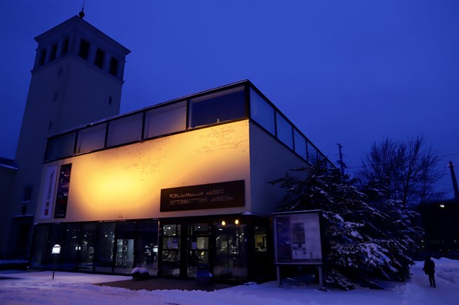 Österbottens museum deltar i UN Womens kampanj genom att lysa upp byggnaden i orange.