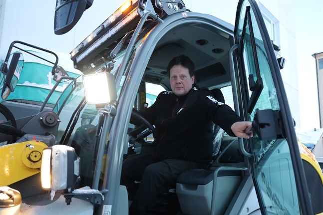 Företagaren Hannu Vainio plogar Vasas gårdar efter torsdagsnattens snöfall. Han har en lång arbetsdag framför sig.