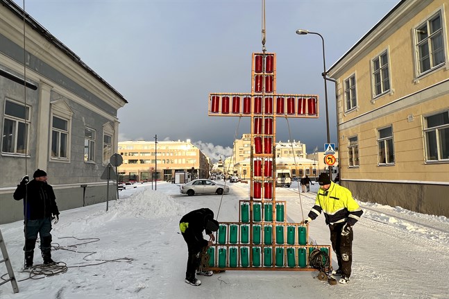 Tro, hopp och kärlek-symbolerna hängdes upp längs Storgatan på torsdagen.