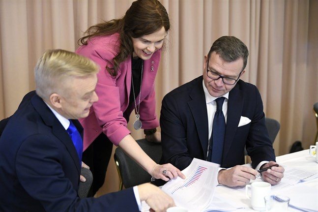 Riksdagsledamot Timo Heinonen, partiets vice ordförande Mari-Leena Talvitie och partiordförande Petteri Orpo granskade Samlingspartiets skuggbudget på fredagen.