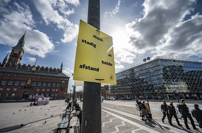 Danmark inför krav på munskydd i trafiken och i butiker från och med måndag. Arbetsgivare har med en ny lag rätt att kräva att anställda testar sig, den som vägrar kan få sparken. Arkivbild: Johan Nilsson