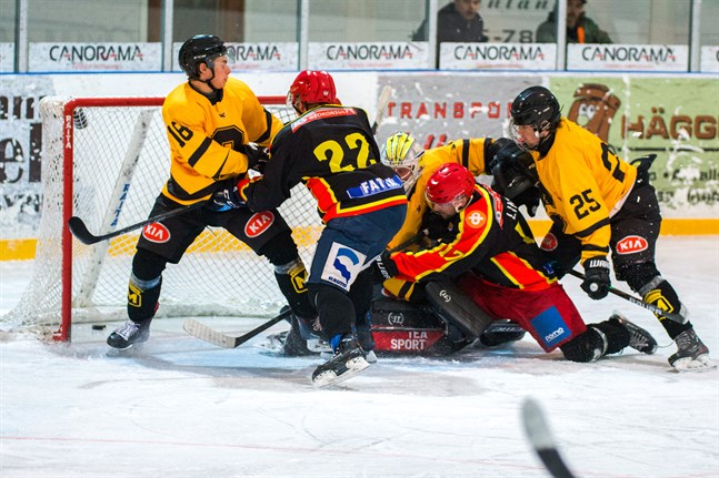 2–0 för IK Kronan. Melvin Borgmästars (nr 18) och Otto Sjölund (25) orkar inte stå emot och målvakten Jonas Holmberg drunknar i spelarhögen varefter en knästående Aleksanteri Limma petar in pucken. Kronans Martti Prittinen (nummer 22) ser till att målskytten får jobba i lugn och ro.