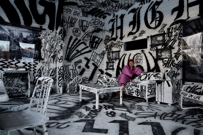 – Man kan inte gå in i ett galleri eller ett museum på samma sätt som här. Här går man på ett sätt rakt in i konsten, säger Sandra Marins om Wasa Graffitilandia – Winter Edition.