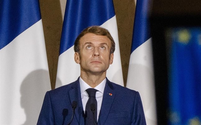 Frankrikes president Emmanuel Macron kommenterade bråket under en presskonferens.