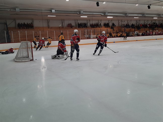 APV målfirar under fredagskvällens möte med IFK Lepplax.