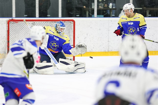 När Malax IF gästades av Virkiä i slutet av november landade publiksiffran på 175. För tillfället tillåts ingen publik på ishockeymatcher, och snart kan division 2-hockeyn vara avblåst helt.