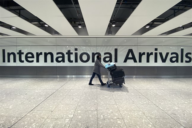 Storbritannien är ett av de länder som stoppar resor från södra Afrika med anledning av att en ny virusvariant har rapporterats där. Bild från flygplatsen Heathrow.